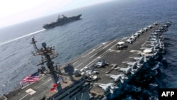 资料照片：美国海军林肯号航空母舰(USS Abraham Lincoln)和两栖攻击舰奇尔沙治号(USS Kearsarge)正在阿拉伯海的美国第五舰队行动区域内执行联合行动。(2019年5月17日)