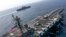 资料照片：美国海军林肯号航空母舰(USS Abraham Lincoln)和两栖攻击舰奇尔沙治号(USS Kearsarge)正在阿拉伯海的美国第五舰队行动区域内执行联合行动。(2019年5月17日)