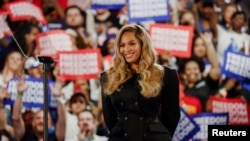 La cantante Beyoncé asiste a un mitin de campaña de la candidata presidencial demócrata a la vicepresidencia de Estados Unidos, Kamala Harris, en Houston, Texas, Estados Unidos, el 25 de octubre de 2024. [Foto: Archivo/Reuters] 