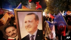 Ủng hộ viên của Đảng Công lý và Phát triển (AK), cầmchân dung của Tổng thống Thổ Nhĩ Kỳ Recep Tayyip Erdogan bên ngoài trụ sở đảng tại Istanbul, ngày 1/11/2015.