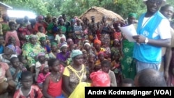 Nouveaux réfugies centrafricains en phase d'enregistrement par les agents du HCR à MINI dans le département des Monts de Lam. (VOA/André Kodmadjingar)