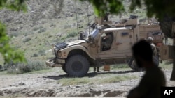 Les forces américaines et des commandos afghans dans le village d'Asad Khil dans le district de Achin à Jalalabad, en Afghanistan, le 17 avril 2017.