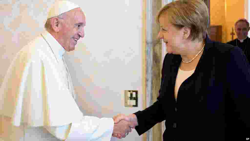 La chancelière allemande Angela Merkel et le pape François, le 17 juin 2017, au Vatican.