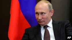 Presiden Rusia Vladimir Putin menolak hasil penyelidikan internasional yang menyalahkan Rusia atas jatuhnya pesawat MH17.