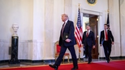 资料照片：特朗普总统进入白宫东厅,参加祝贺佛罗里达美洲豹冰球队获得斯坦利杯的活动。(2026年1月15日)