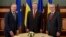 Ukraina rahbari Petro Poroshenko (o'rtada) Yevropa Kengashi Prezidenti Donald Task (chapda) va Yevropa Komissiyasi Prezidenti Jan-Klod Janker bilan. Kiyev, Ukraina. 27-aprel 2015-yil. 