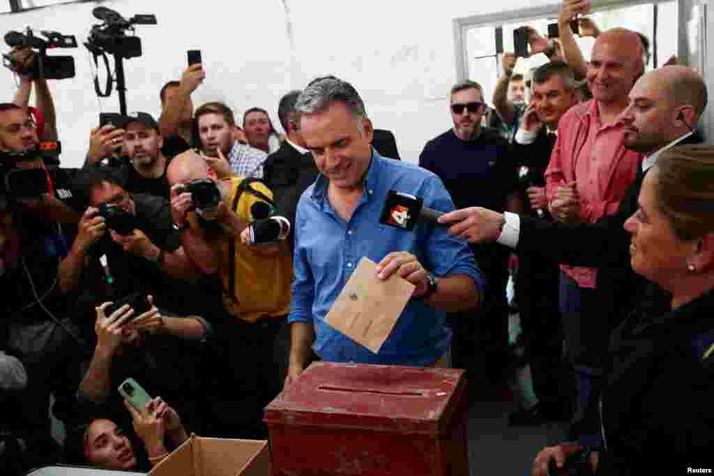 El candidato presidencial de Uruguay, Yamandu Orsi, vota durante las elecciones generales, en Canelones, Uruguay, el 27 de octubre de 2024. REUTERS/Mariana Greif