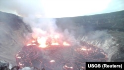 Permukaan lava di kawah Halema'uma'u gunung berapi Kilauea di Kilauea, Hawaii, AS, 29 September 2021, dalam gambar dari kamera pengintai USGS. (USGS/via REUTERS )