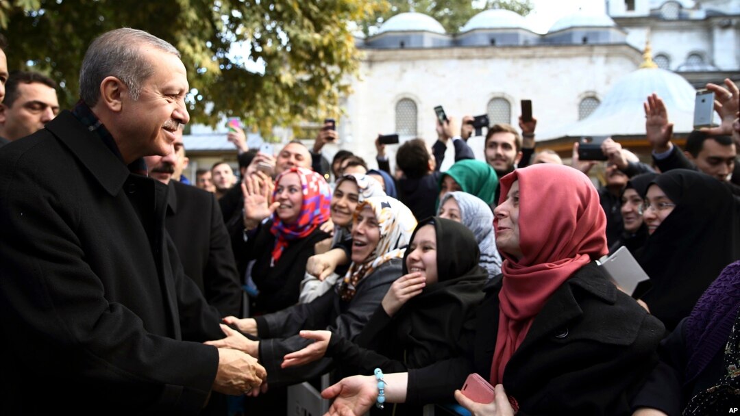 10 yildan oshiq davlatni boshqarayotgan partiya yarim yil oldingi saylovlarda yetarli ovoz to'play olmagan, ketidan partiyalar koalitsiya tuza olmagach, Erdog'an kuzda qayta saylovlar o'tkazishni buyurgan edi.