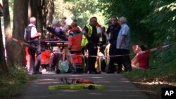 Bomberos atienden a los pasajeros de un autobus en Luebeck, Alemania, después de que un hombre armado con un cuchiilo atacara a los viajeros. 