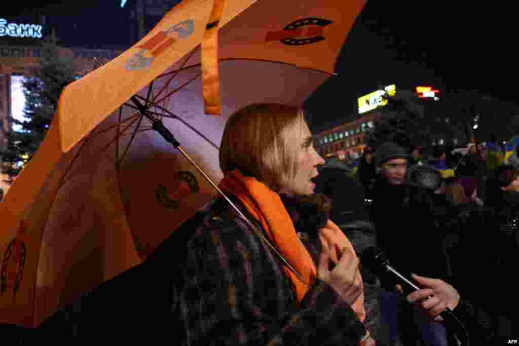 На несанкционированный митинг украинцы старались прихватить вещи времен "оранжевой революции"