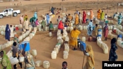 Des femmes soudanaises déplacées à l'intérieur du pays font la queue pour remplir des conteneurs d'eau dans le camp d'Abu Shouk dans la province du Darfour au Soudan.