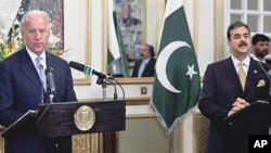 US Vice President Joe Biden (l) addresses a news conference with Pakistan's Prime Minister Yusuf Raza Gilani at the Prime Minister's residence in Islamabad, 12 Jan 2011