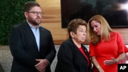 Las representantes demócratas de EE.UU. Donna Shalala, centro, y Debbie Mucarsel-Powell, derecha, hablan durante una conferencia de prensa con Gustavo Marcano, izquierda, ministro consejero de la embajada de Venezuela ante los Estados Unidos.