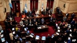 ARCHIVO - La vicepresidenta Victoria Villarruel, quien también es presidenta del Senado, arriba en el centro, preside una sesión del Senado en el Congreso en Buenos Aires, Argentina, el jueves 14 de marzo de 2024.