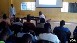 Des jeunes suivent une formation en Guinee.