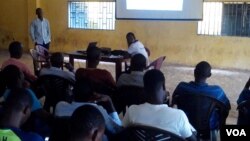 Des jeunes suivent une formation sur Ebola en Guinee.