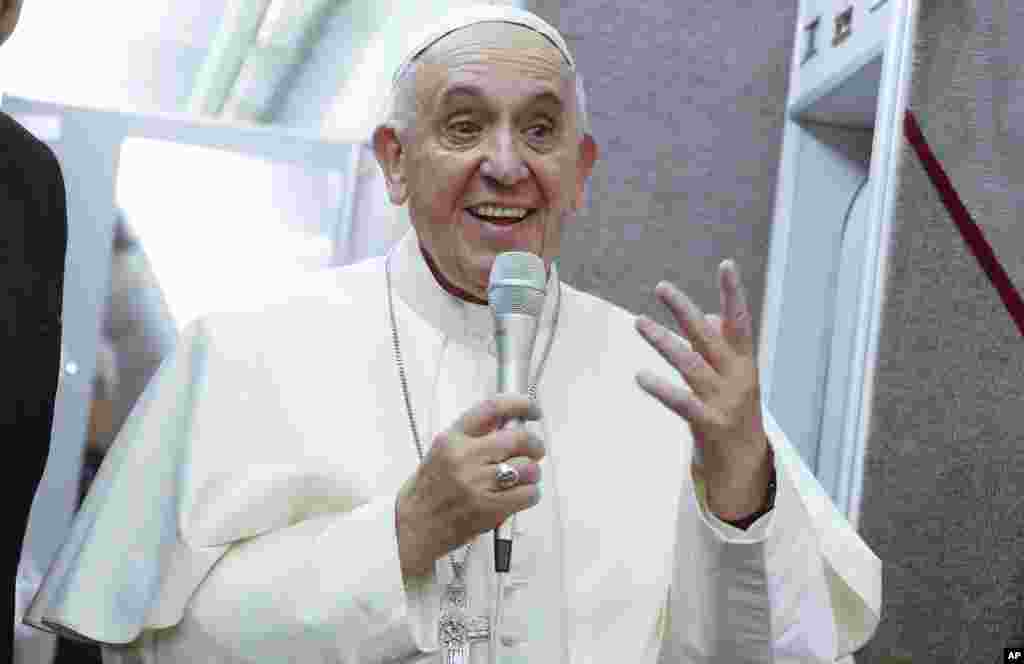 Pope Francis oo la hadlaya suxufiyiinta, isaga oo qabtay shir jaraa&#39;id ka hor inta aanu dib ugu laaban Talyaaniga.