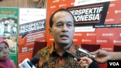 Pengamat politik dari Populi Center, Nico Harjanto menilai agar program kerja mudah dipahami dan dapat diterima oleh berbagai pihak, menteri kabinet harus lebih komunikatif. Hal tersebut disampaikannya di Jakarta, Sabtu (27/06). (VOA/Iris Gera)