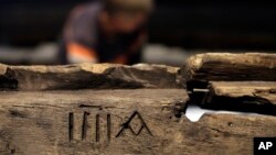 ARSIP - Foto yang diambil tanggal 22 Oktober 2014 menunjukkan angka-angka Romawi pada potongan kayu dari frigat Perancis, La Belle, sepanjang kurang lebih 16,5 meter di Bullock Texas State History Museum di Austin, Texas (foto: AP Photo/Eric Gay)