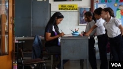 "Nos hemos tenido que reinventar y ajustar nuestra rutina para dar respuesta al quehacer educativos y los oficios del hogar", asegura a la VOA la profesora Carolina González.