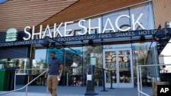 Kompania Shake Shack do të kthejë shumën prej 10 milionë dollarësh që përfitoi nga fondi