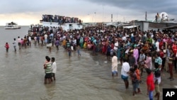 Warga menunggu di tepi Sungai Padma, pasca tenggelamnya kapal feri di Munshiganj, Bangladesh tengah (4/8). 