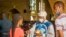 Une catholique reçoit la Sainte Communion à la cathédrale Notre-Dame du Congo à Kinshasa le 16 août 2020 lors de la première messe célébrée depuis le 24 mars, en raison de la pandémie COVID-19.
