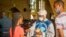 Une catholique reçoit la Sainte Communion à la cathédrale Notre-Dame du Congo à Kinshasa le 16 août 2020 lors de la première messe célébrée depuis le 24 mars, en raison de la pandémie COVID-19.
