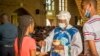 Une catholique reçoit la Sainte Communion à la cathédrale Notre-Dame du Congo à Kinshasa le 16 août 2020 lors de la première messe célébrée depuis le 24 mars, en raison de la pandémie COVID-19.