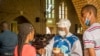 Une catholique reçoit la Sainte Communion à la cathédrale Notre-Dame du Congo à Kinshasa le 16 août 2020 lors de la première messe célébrée depuis le 24 mars, en raison de la pandémie COVID-19.