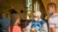 Une catholique reçoit la Sainte Communion à la cathédrale Notre-Dame du Congo à Kinshasa le 16 août 2020 lors de la première messe célébrée depuis le 24 mars, en raison de la pandémie COVID-19.