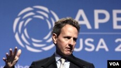 Menteri Keuangan AS, Timothy Geithner berbicara kepada media di sela-sela pertemuan para Menteri Keuangan APEC di Honolulu, Hawaii (10/11).