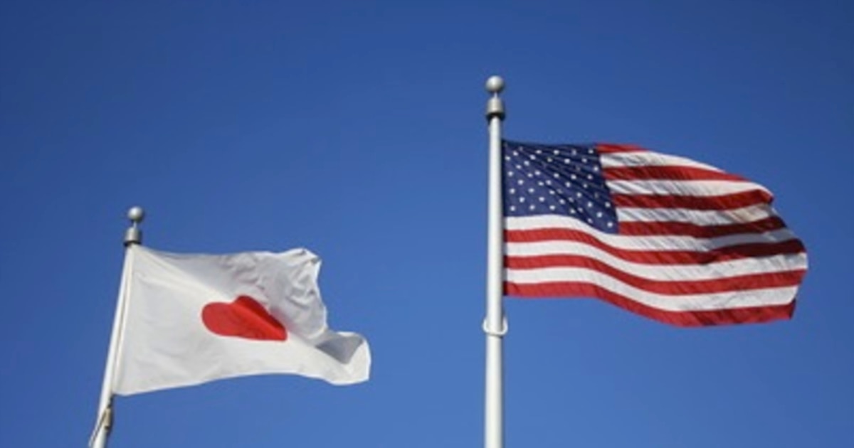 Bir erkak va uning dugonasi meni hammomda sikishdi. Irina Allegrovaning yalangoch soxtalari