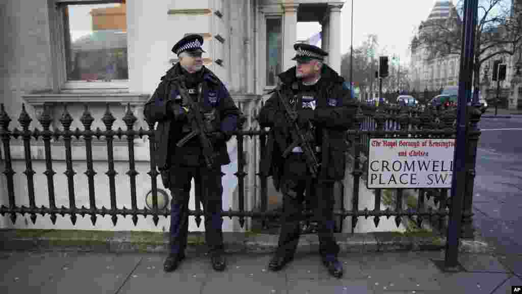 Des policiers britanniques armés montent la garde près de l&#39;Institut français et de l&#39;école française dans la région South Kensington de Londres, le même jour la nouvelle édition de l&#39;hebdomadaire satirique français Charlie Hebdo est en vente en France, le 14 janvier 2015.