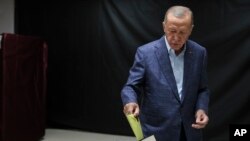 El presidente Recep Tayyip Erdogan emite su voto en las elecciones presidenciales y legislativas de Turquía el 14 de mayo de 2023.