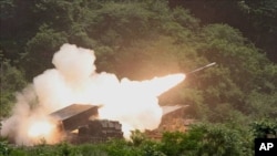 확산탄(집속탄)을 발사하는 다연장로켓포MLRS