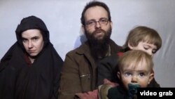 Caitlan Boyle, son mari et ses enfants lorsqu'elle était en captivité en Afghanistan.