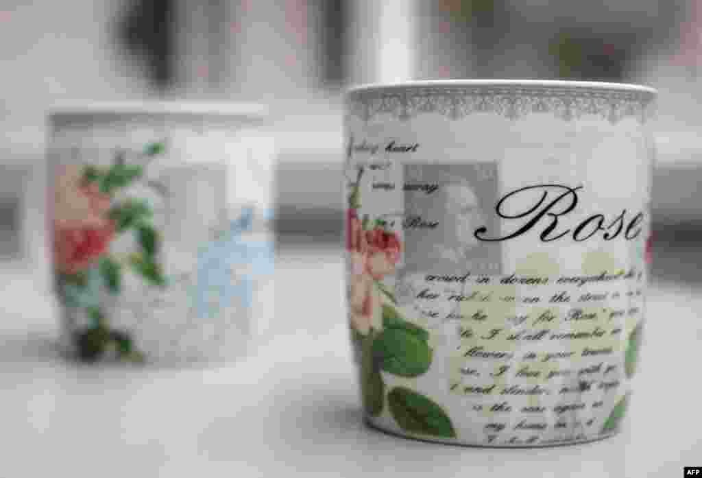 Dua mug kopi yang menampilkan gambar prangko dengan potret Adolf Hitler terlihat di Herford, Jerman Barat. Sebuah toko furnitur Jerman telah meminta maaf tidak sengaja telah menjual mug-mug tersebut yang dipesan dari supplier di China. &nbsp;