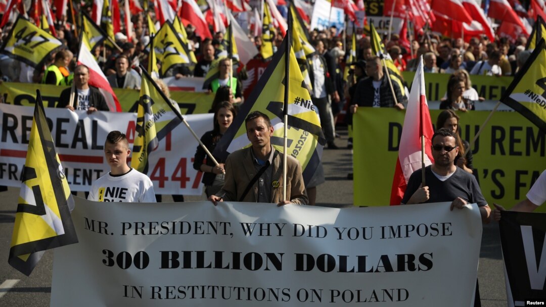 Učesnici protesta u Varšavi zbog američkog pritiska na Poljsku da plati odštetu jevrejskim porodicama za imovinu koju su izgubili tokom Holokausta.