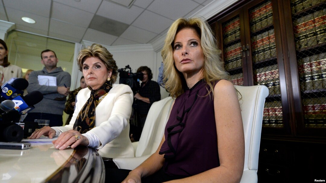Summer Zervos, mantan peserta acara televisi "The Apprentice," bersama pengacaranya Gloria Allred (kiri), dalam konferensi pers mengenai serangan seksual oleh Donald Trump di Los Angeles (14/10). (Reuters/Kevork Djansezian)