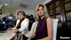 Summer Zervos, mantan peserta acara televisi "The Apprentice," bersama pengacaranya Gloria Allred (kiri), dalam konferensi pers mengenai serangan seksual oleh Donald Trump di Los Angeles (14/10). (Reuters/Kevork Djansezian)