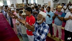 Umat Muslim salat di Kolombo, Sri Lanka, 26 April 2019. 