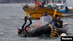 Seorang penyelam terjun ke laut mencari para penumpang kapal Korea Selatan yang tenggelam di Jindo (21/4). (Reuters/Kim Hong-ji)