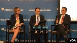 專家在大西洋理事會討論皮尤研究中心美國國際形象報告(美國之音張佩芝拍攝)
