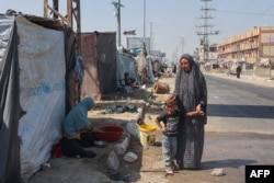 اسرائیلی حکام کی رکاوٹوں کی وجہ سے اکثر بے گھر فلسطینی خیمہ بنانے کے سامان سے بھی محروم ہیں اور انہوں نے چاردوں اور دوسری چیزوں سے عارضی پناہ گاہیں بنا لی ہیں جن میں وہ زندگی کے دن گزار رہے ہیں۔ دیرالبلاح میں سڑک کے کنارے بنے چند عارضی خیمے۔ 13 اگست 2024