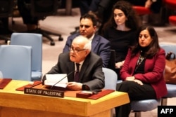 Duta Besar Palestina untuk PBB Riyad Mansour berbicara dalam sidang Dewan Keamanan PBB yang membahas krisis di Gaza, di markas PBB di New York, Jumat, 8 Desember 2023. (Foto: Charly TRIBALLEAU/ AFP)