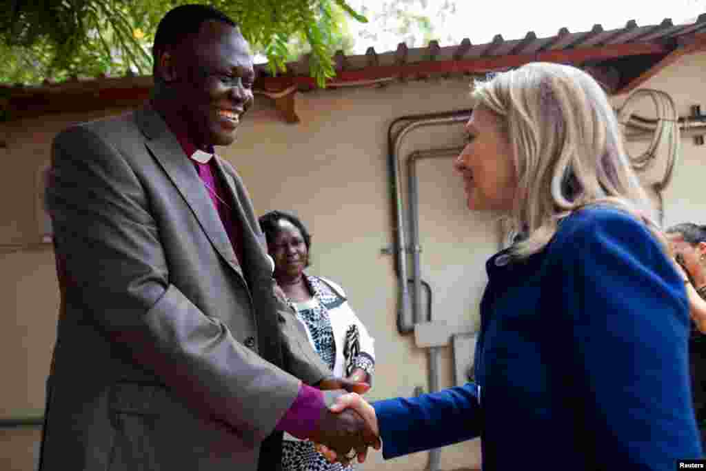 B&agrave; Clinton bắt tay Đức gi&aacute;m mục Elias Taban ở thủ đ&ocirc; Juba, 3 th&aacute;ng 8, 2012.