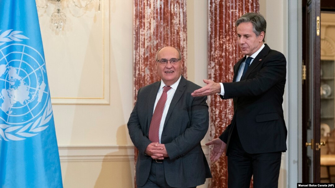 Menteri Luar Negeri AS Antony Blinken (kanan) menerima kedatangan Direktur Jenderal Organisasi Migrasi Internasional (IOM) Antonio Vitorino di kantor Kementerian Luar Negeri di Washington, pada 15 November 2021. (Foto: AP/Manuel Balce Ceneta)