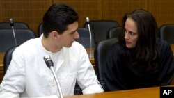 Arid Uka (L) talks with his lawyer Michaela Roth as he arrives for the start of his trial at the higher regional court in Frankfurt (file photo)